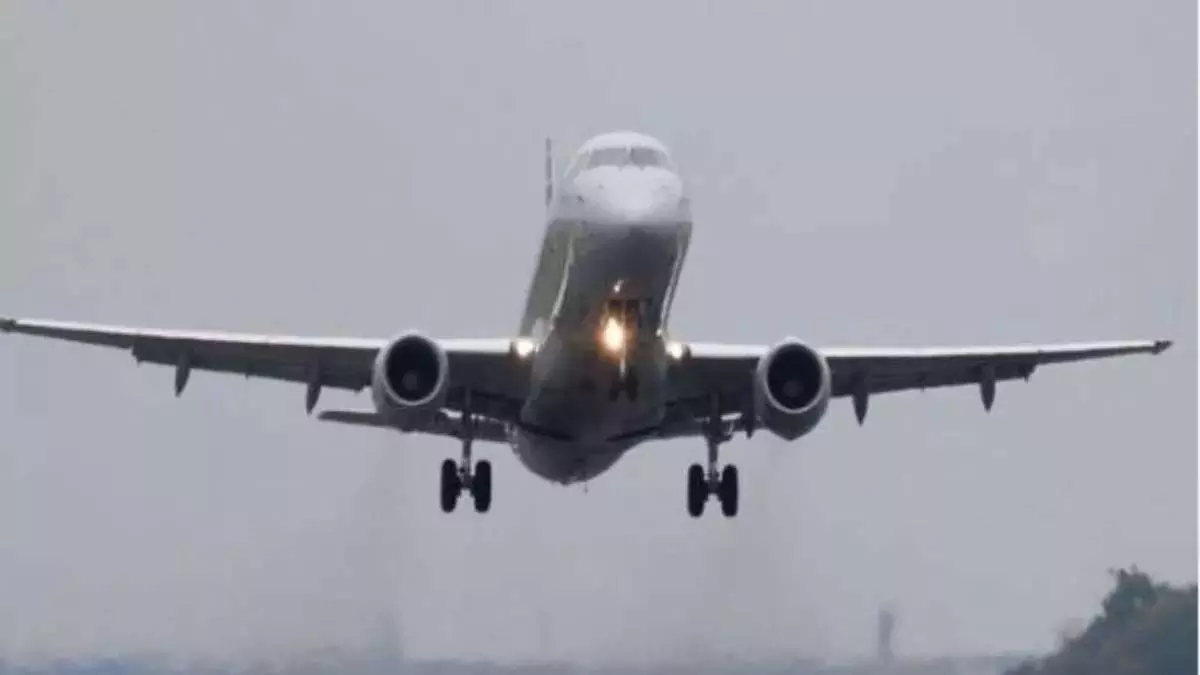 खराब मौसम के कारण दिल्ली एयरपोर्ट पर 15 विमान डायवर्ट
