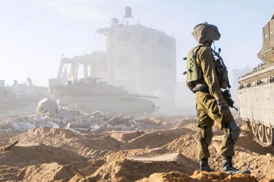 इज़राइल-हमास युद्ध: गाजा परिवार अपने बच्चों को जीवित रखने की कोशिश कर रहे