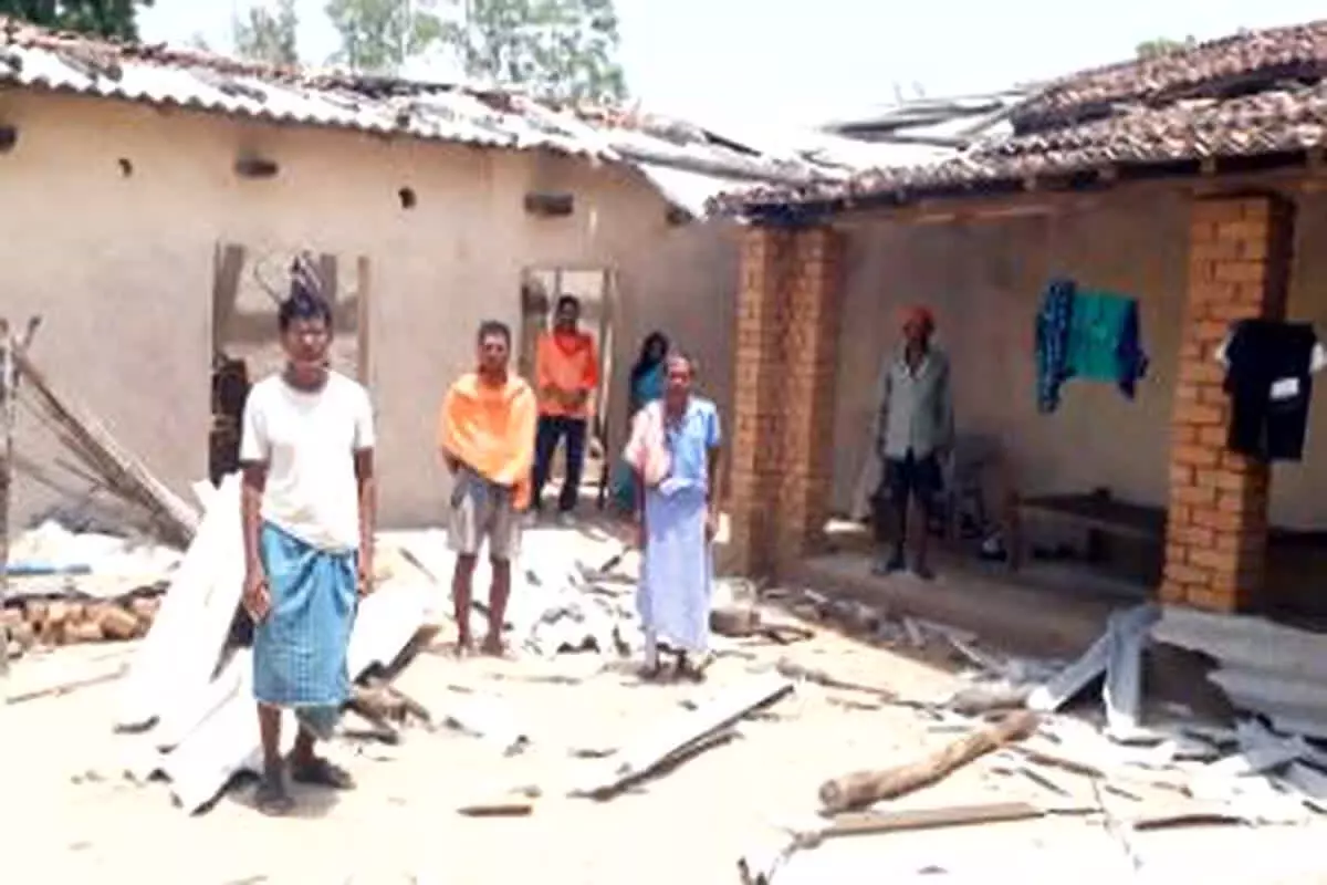 तेज आंधी से ग्रामीणों को हुआ भारी नुकसान, घरों के छप्पर उड़े