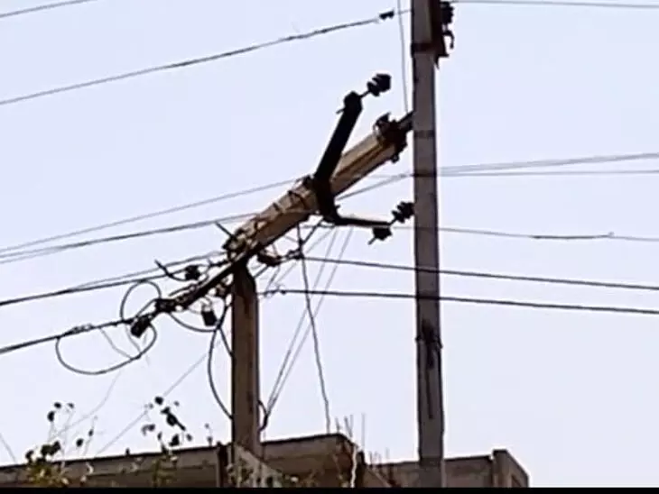 बिजली की ढीली तार दे रही दुर्घटना को न्यौता