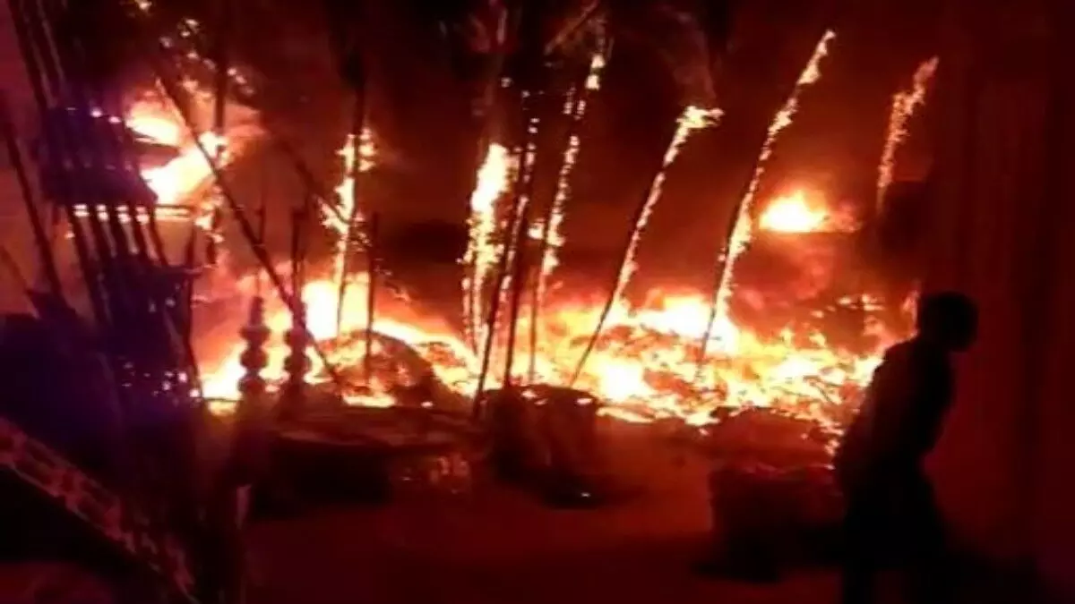 सिरिसिया कला गांव में अचानक लगी आग से लाखों की संपत्ति जलकर खाक