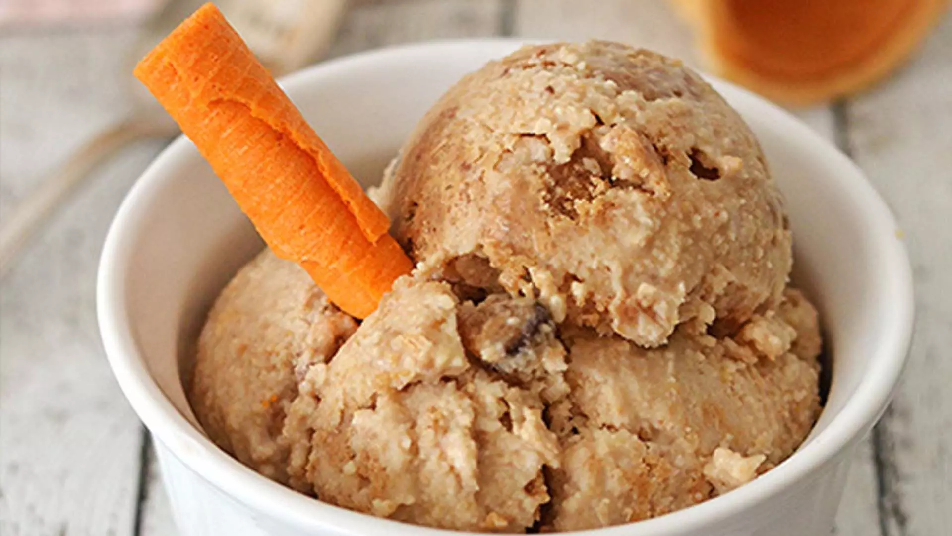 स्वास्थ्यवर्धक और डेयरी मुक्त मूंगफली का मक्खन कुकी आटा आइसक्रीम