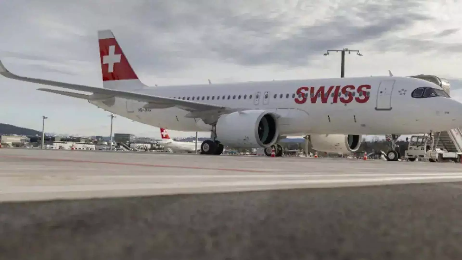 अमेरिकी हवाई अड्डे पर स्विस एयर जेट चार अन्य विमानों से टकराते-टकराते बचा