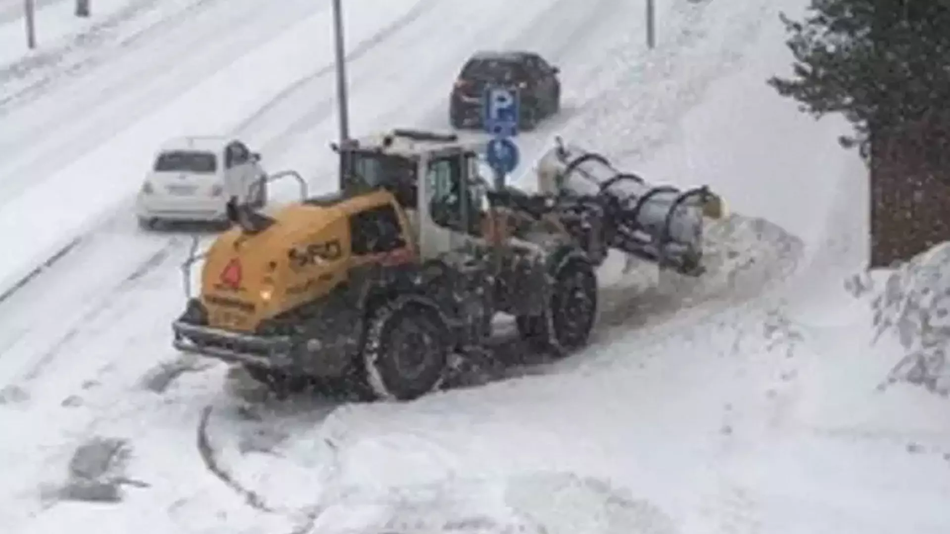 फ़िनलैंड की राजधानी हेलसिंकी में बर्फबारी से यातायात बाधित