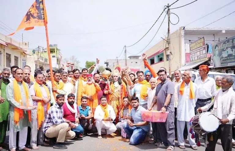 दौलतपुर चौक में हनुमान जन्मोत्सव पर निकली भव्य शोभायात्रा