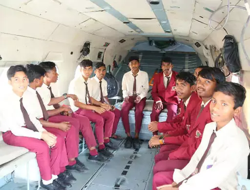 कलेक्टर ने छात्र-छात्राओं के हेलिकॉप्टर में बैठने का सपना किया पूरा