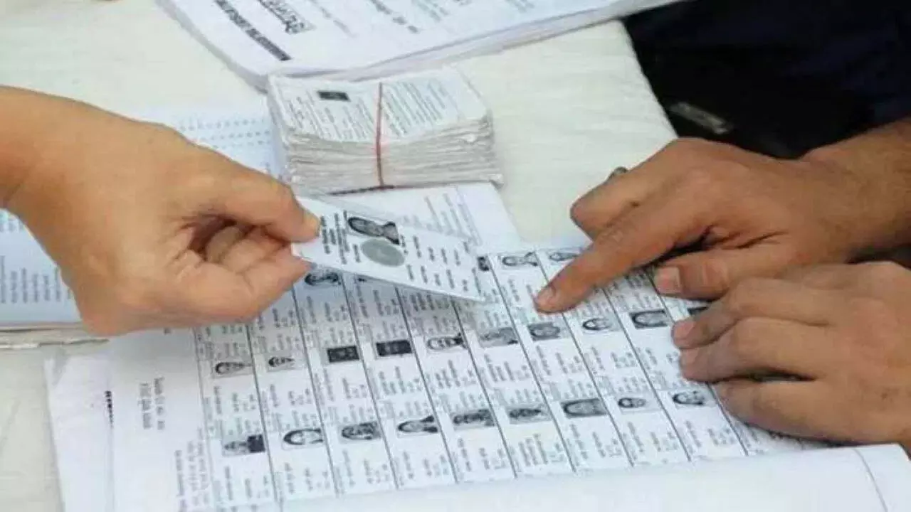 बीएलओ के माध्यम से मतदाताओं को घर-घर जाकर मतदाता पर्ची का वितरण