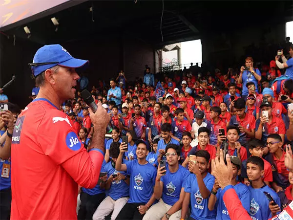 IPL 2024 में GT के खिलाफ मुकाबले से पहले DC अकादमी के बच्चों ने अरुण जेटली स्टेडियम में अविस्मरणीय सैर का लिया आनंद