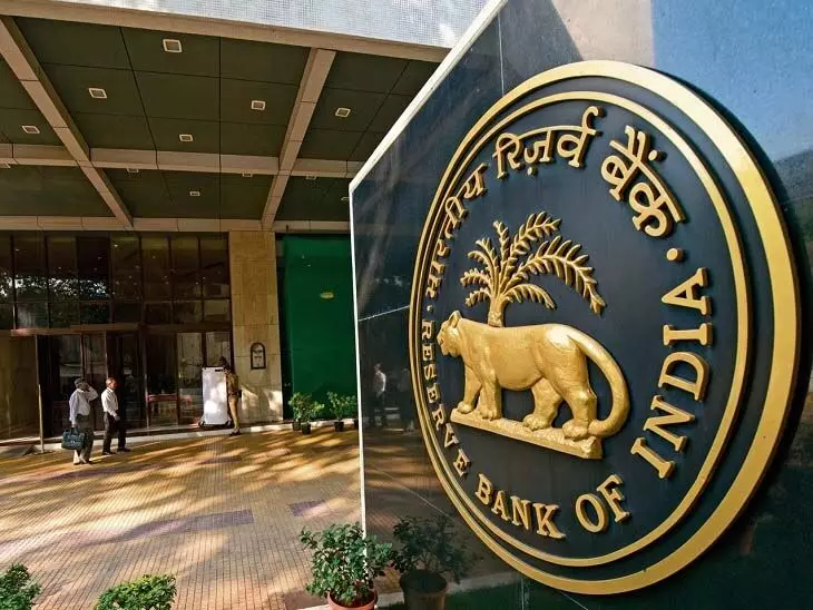 कोटक महिंद्रा बैंक पर चला RBI का चाबुक