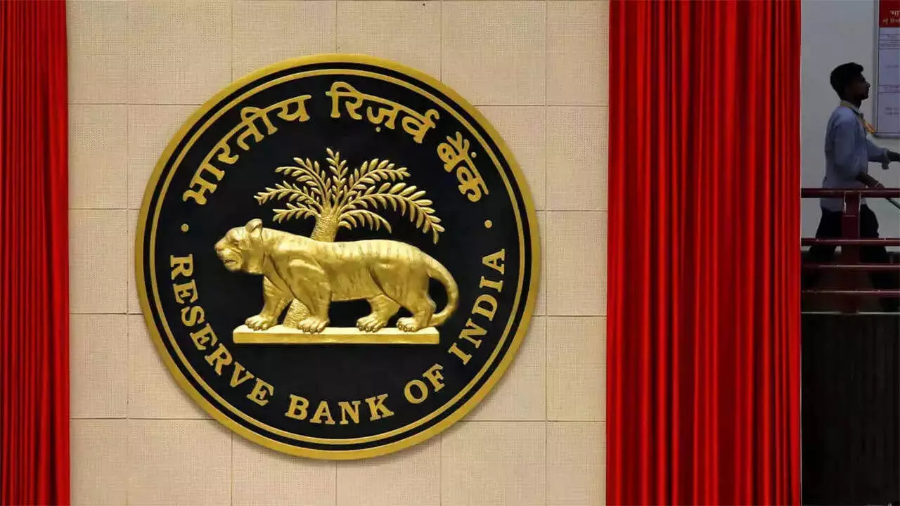 कोटक महिंद्रा बैंक पर चला RBI का हंटर