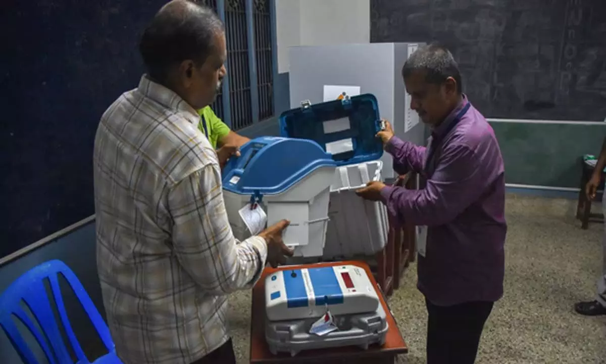 मतदान अधिकारियों का अंतिम रैंडमाइजेशन बेंगलुरु में किया जाता