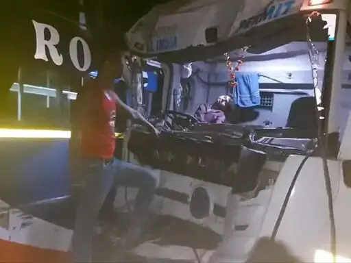 रायपुर आ रही बस और ट्रक में टक्कर, 12 यात्रियों को आई चोट