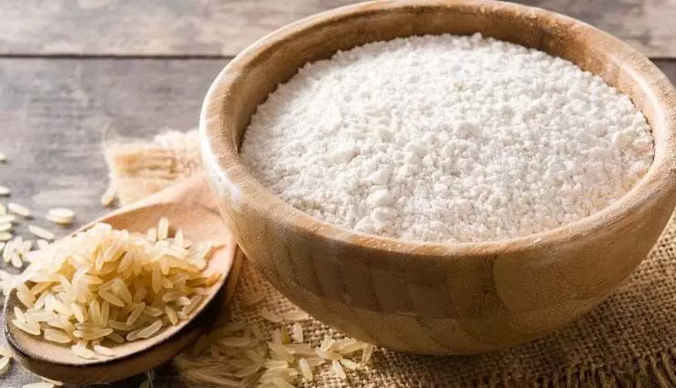 त्वचा और बालों के लिए चावल के आटे के उपयोग के 8 फायदे