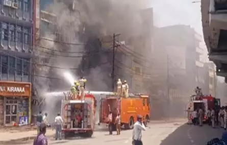 रेलवे स्टेशन के पास होटल में लगी आग, काबू पाने की कोशिश जारी, VIDEO