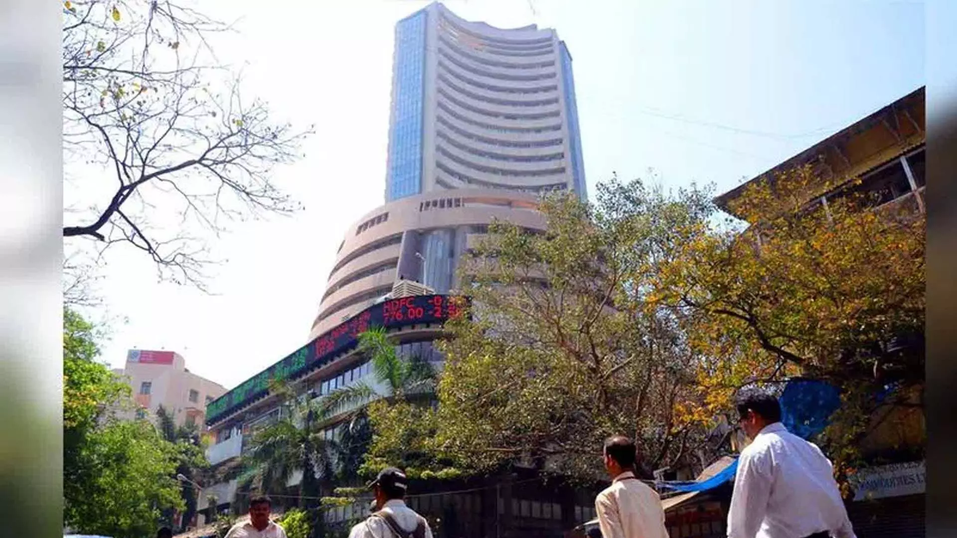 बाजार में गिरावट ,कोटक महिंद्रा बैंक 12 फीसदी टूटा