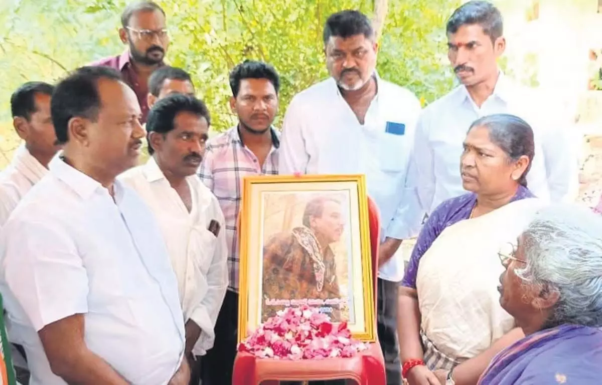 तेलंगाना: विधायक सीताक्का ने मुठभेड़ में मारे गए माओवादी के घर का दौरा किया