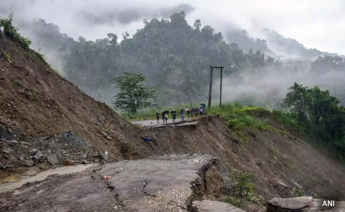 अरुणाचल में भारी भूस्खलन के बाद चीन सीमा पर बहा राजमार्ग