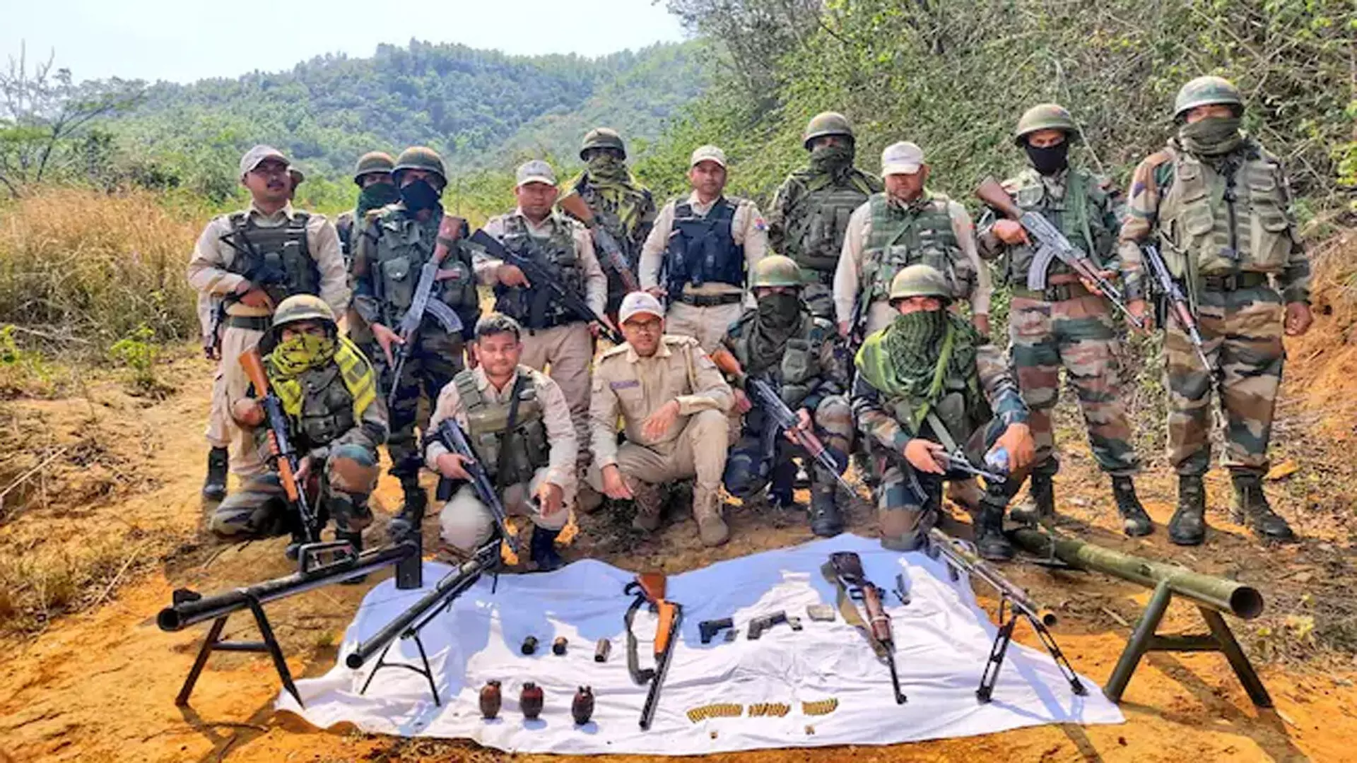 मणिपुर में सेना, पुलिस ने ग्रेनेड, राइफल, लंबी दूरी के मोर्टार बरामद किए