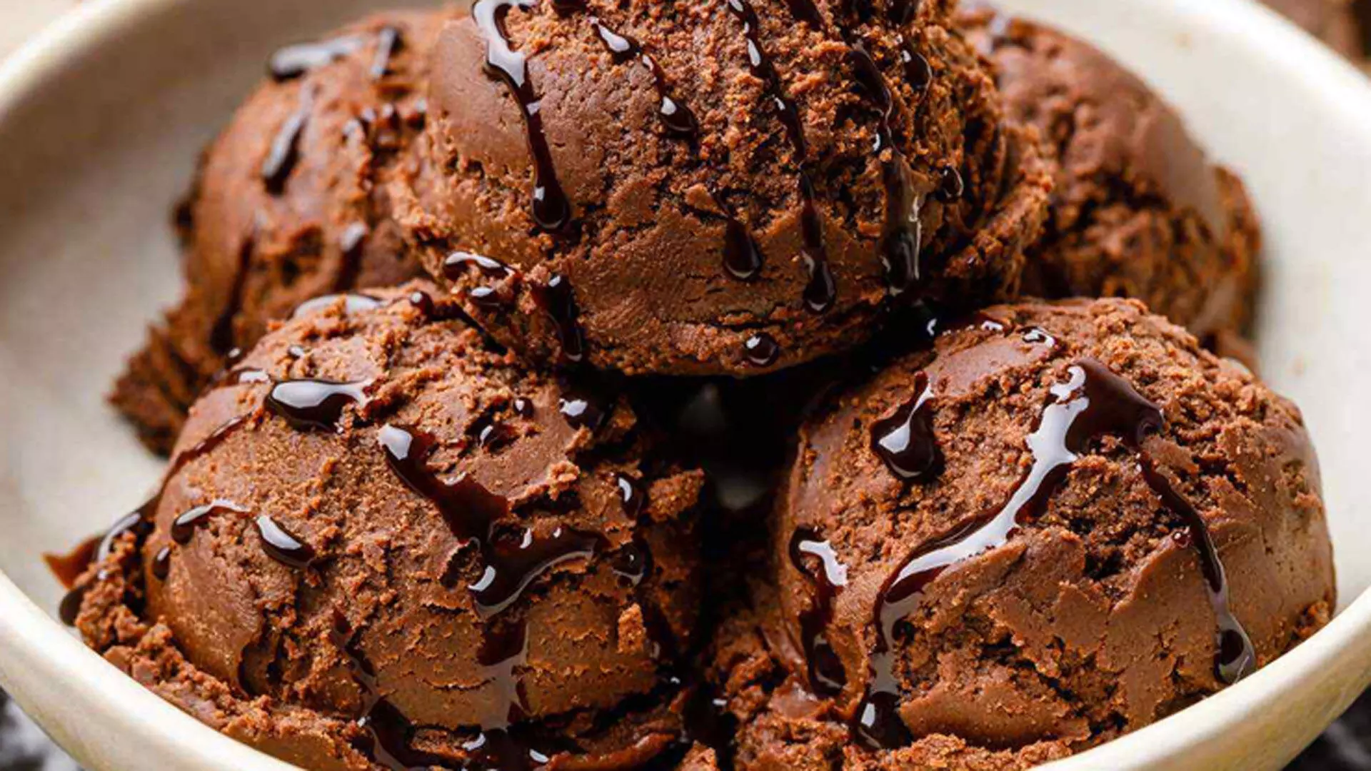 शाम के नाश्ते के लिए चॉकलेट आइसक्रीम बनाना आसान