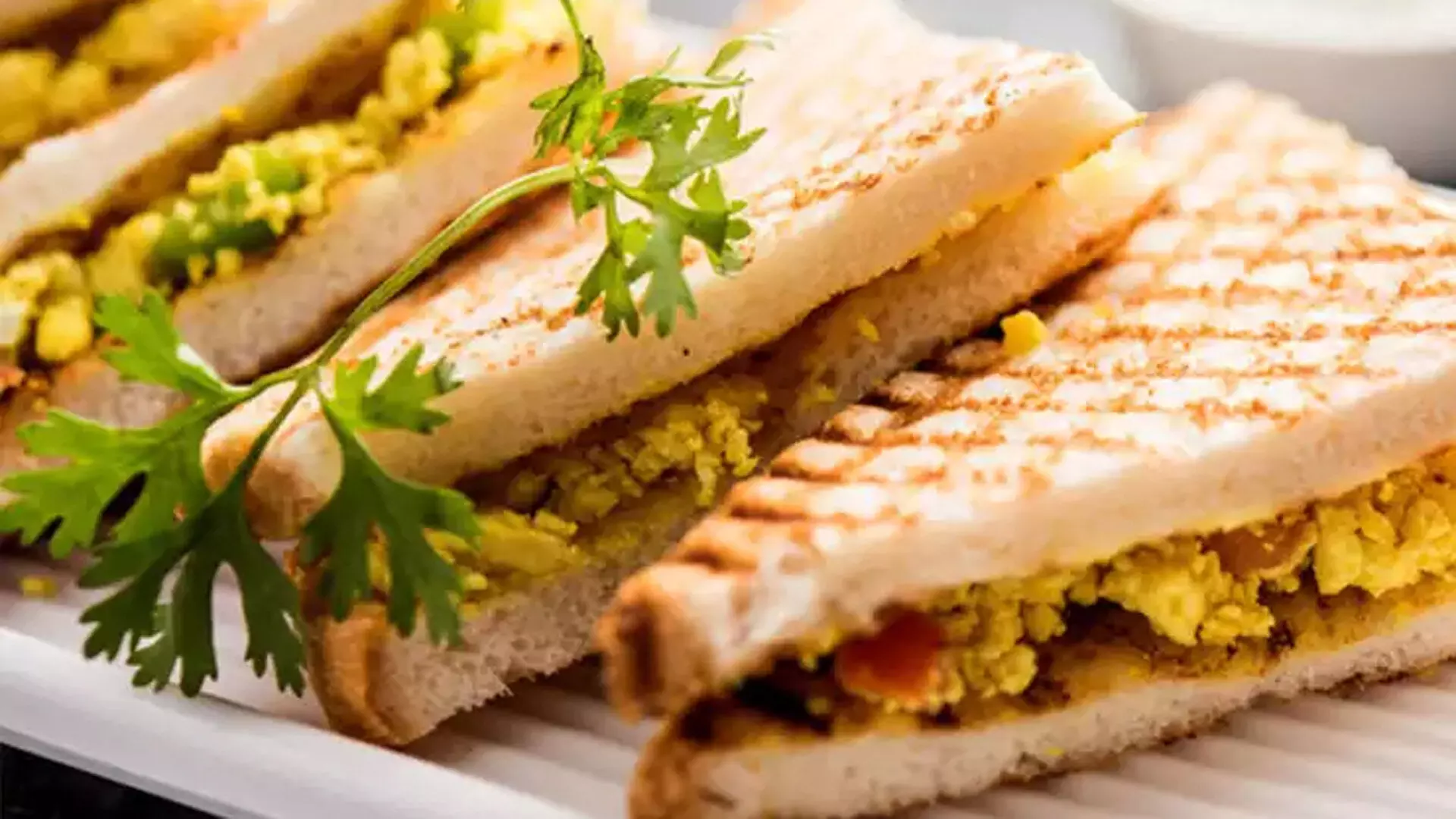 घर पर बनाएं बेहद स्वादिष्ट पनीर ग्रिल्ड सैंडविच