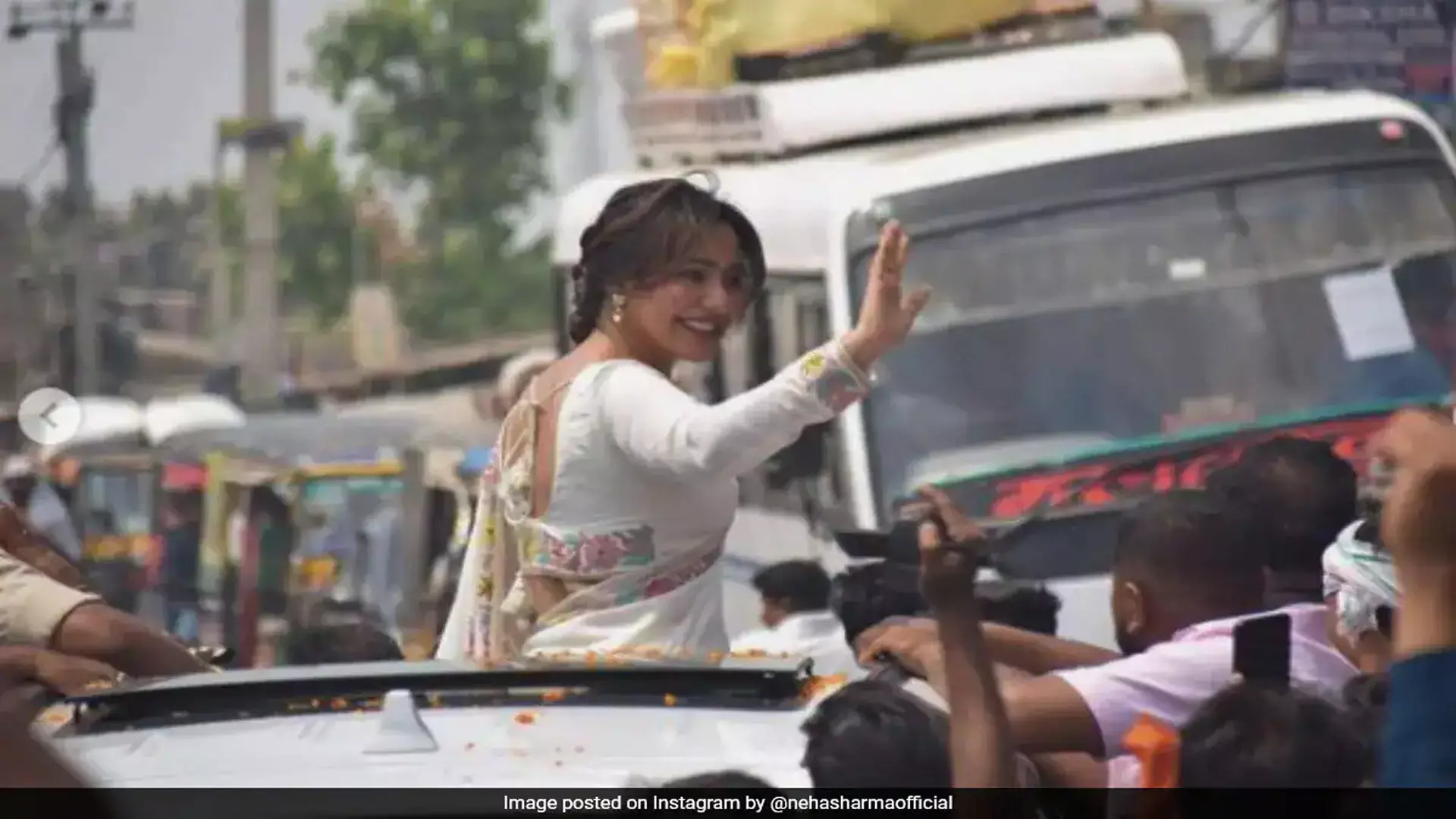 पिता के चुनावी डेब्यू के संकेत के बाद अभिनेत्री नेहा शर्मा ने मेगा रोड शो किया