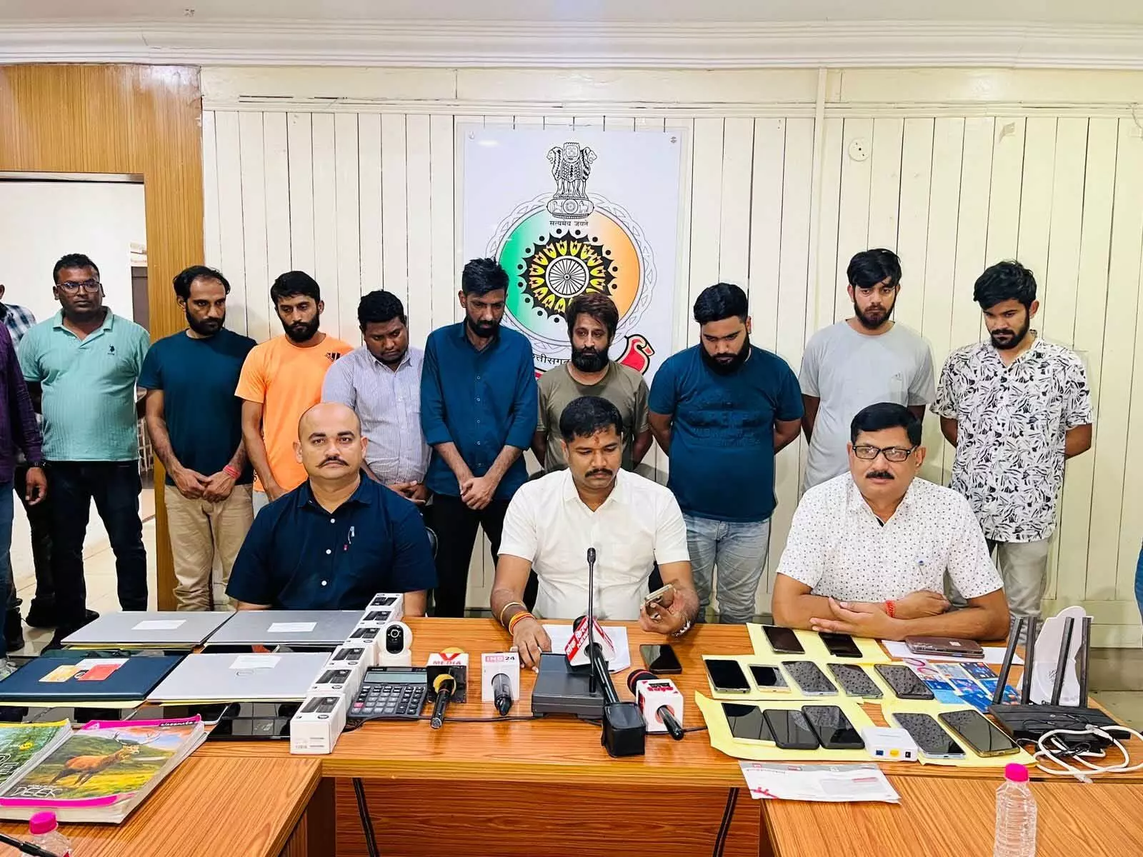 गोवा के फ्लैट में रायपुर पुलिस ने मारी रेड, लैपटॉप के साथ कई सटोरिए गिरफ्तार
