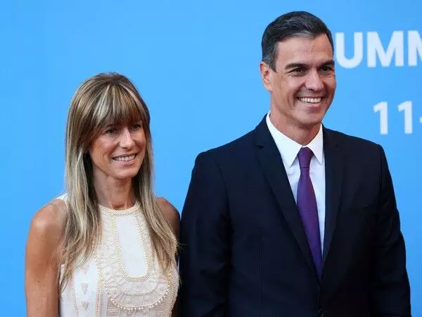 पत्नी द्वारा भ्रष्टाचार का आरोप लगाए जाने के बाद स्पेनिश पीएम ने सार्वजनिक कर्तव्यों को रोक दिया