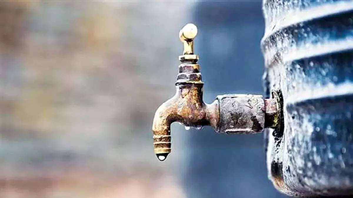 चिरकुंडा में राइजिंग पाइप फटा, 50 हजार आबादी को नहीं मिला पानी