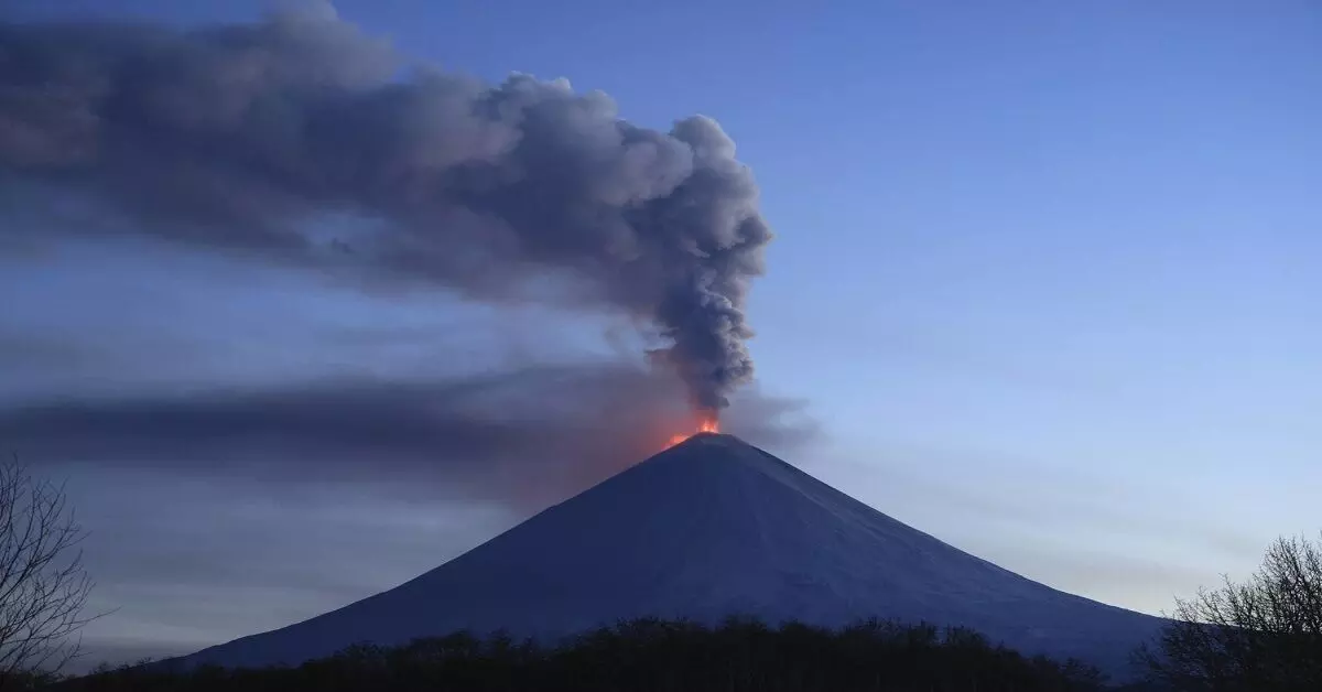 फोटो खिंचवाते समय चीनी महिला इंडोनेशिया के सक्रिय ज्वालामुखी में फिसली