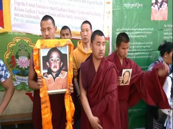 निर्वासित तिब्बतियों ने पंचेन लामा की 35वीं जयंती पर शांति मार्च निकाला