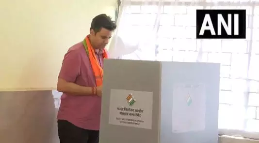लोकसभा चुनाव 2024, रमन सिंह के बेटे अभिषेक सिंह ने कवर्धा में किया मतदान