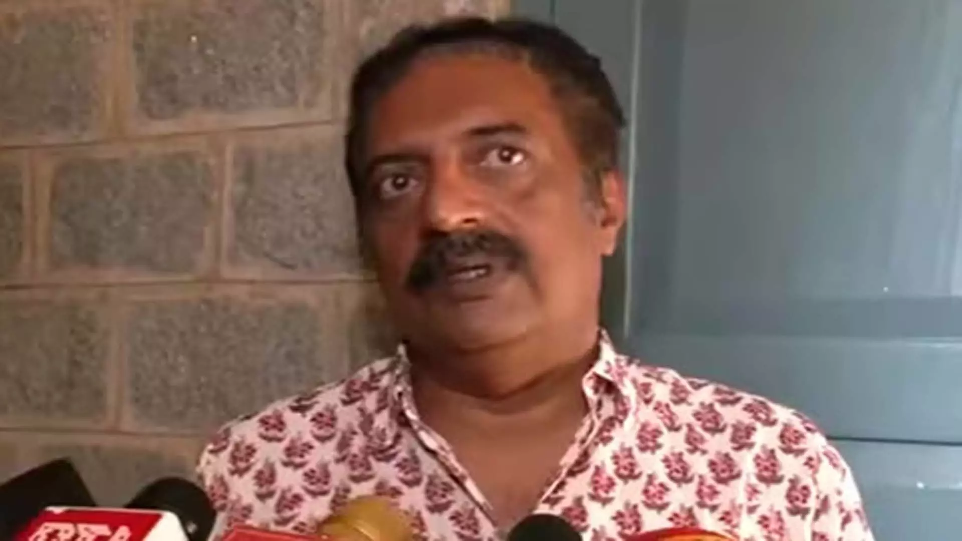 अभिनेता प्रकाश राज ने बेंगलुरु में अपना वोट डाला