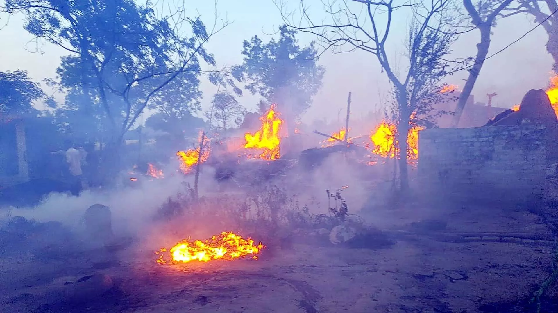गोंडा जिले का चकिया गांव में अज्ञात कारणों से लगी आग ,41 घरों की गृहस्थी जलकर राख