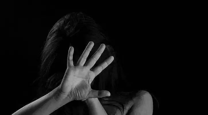 नाबालिग लड़की का यौन उत्पीड़न, शराब पीने के लिए मजबूर किया