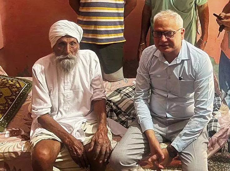 करनाल के 107 वर्षीय बुजुर्ग ने घर से वोट देने से किया इनकार