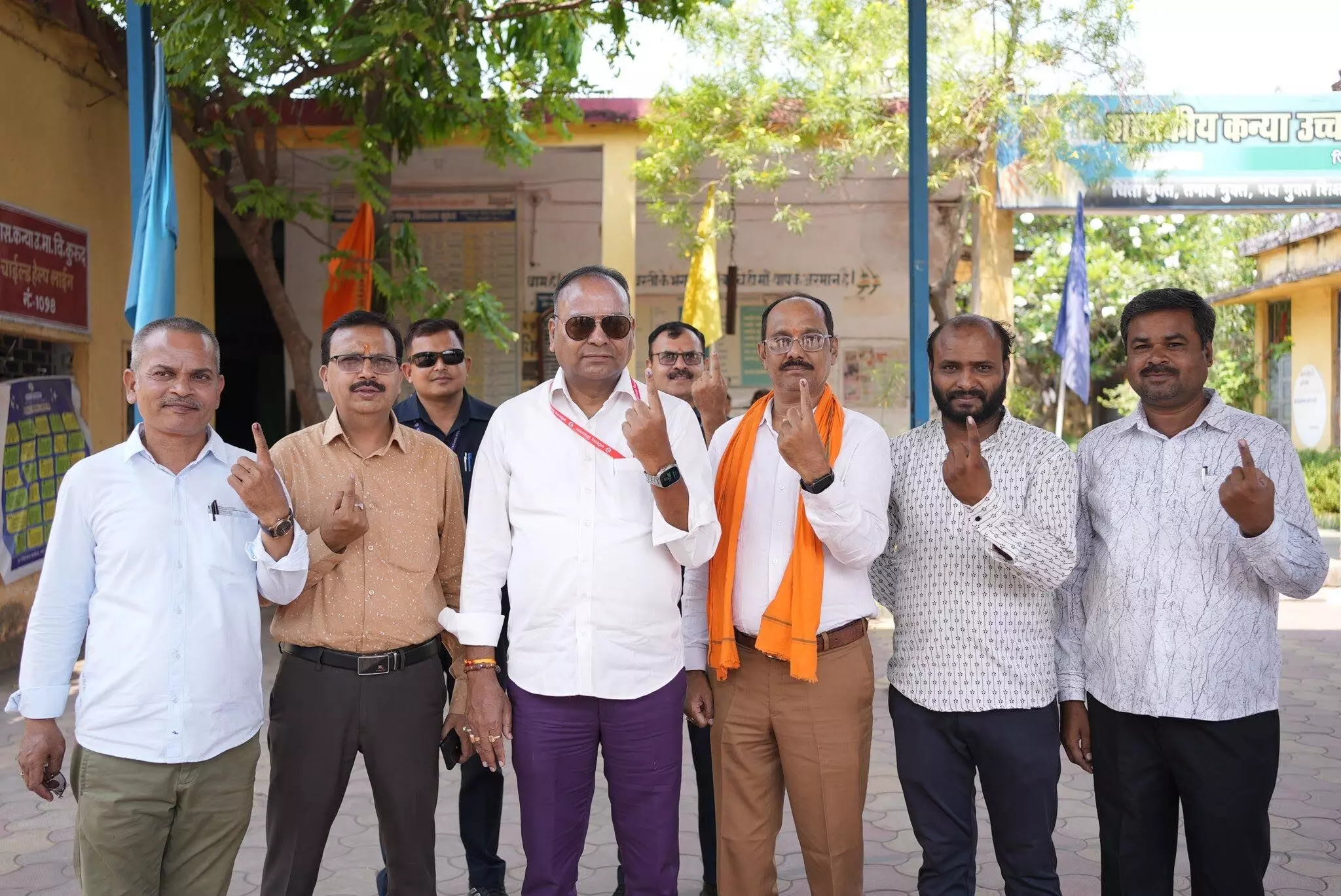 लोकसभा चुनाव 2024, कुरूद मतदान केंद्र में अजय चंद्राकर ने डाला वोट
