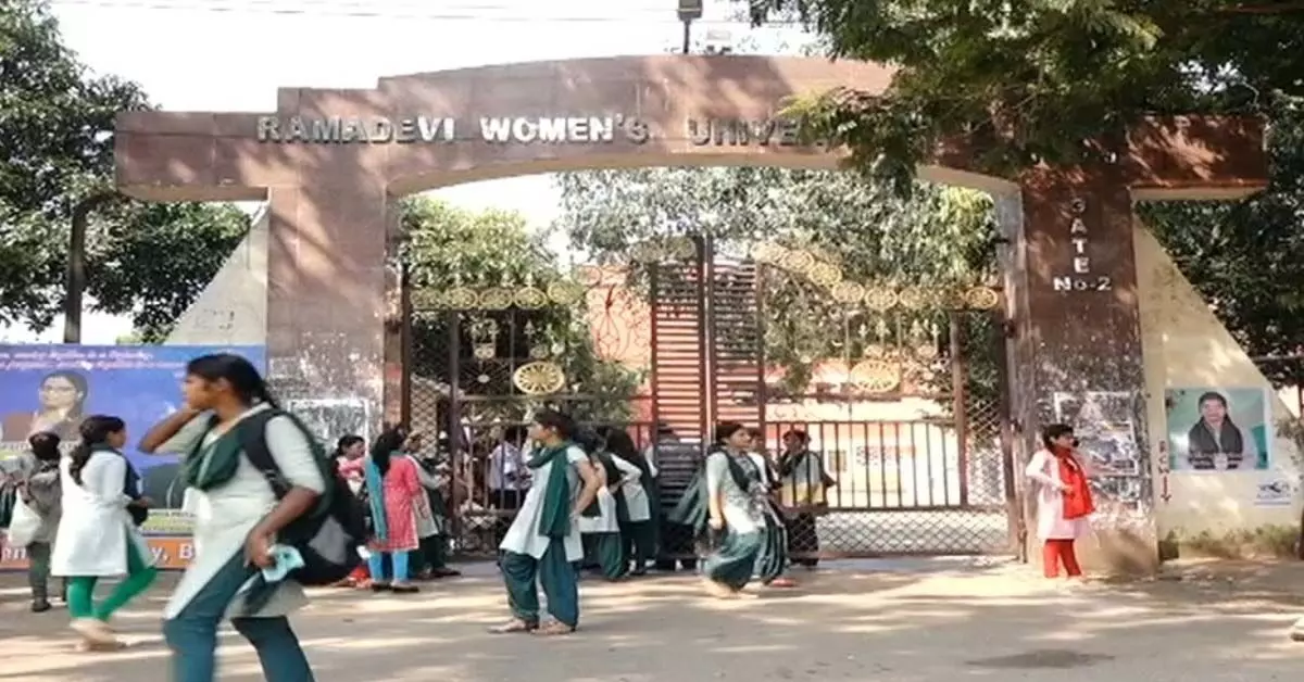 भीषण गर्मी के कारण सेमेस्टर परीक्षाओं को स्थानांतरित करने के लिए रामादेवी विश्वविद्यालय में विरोध प्रदर्शन हुआ