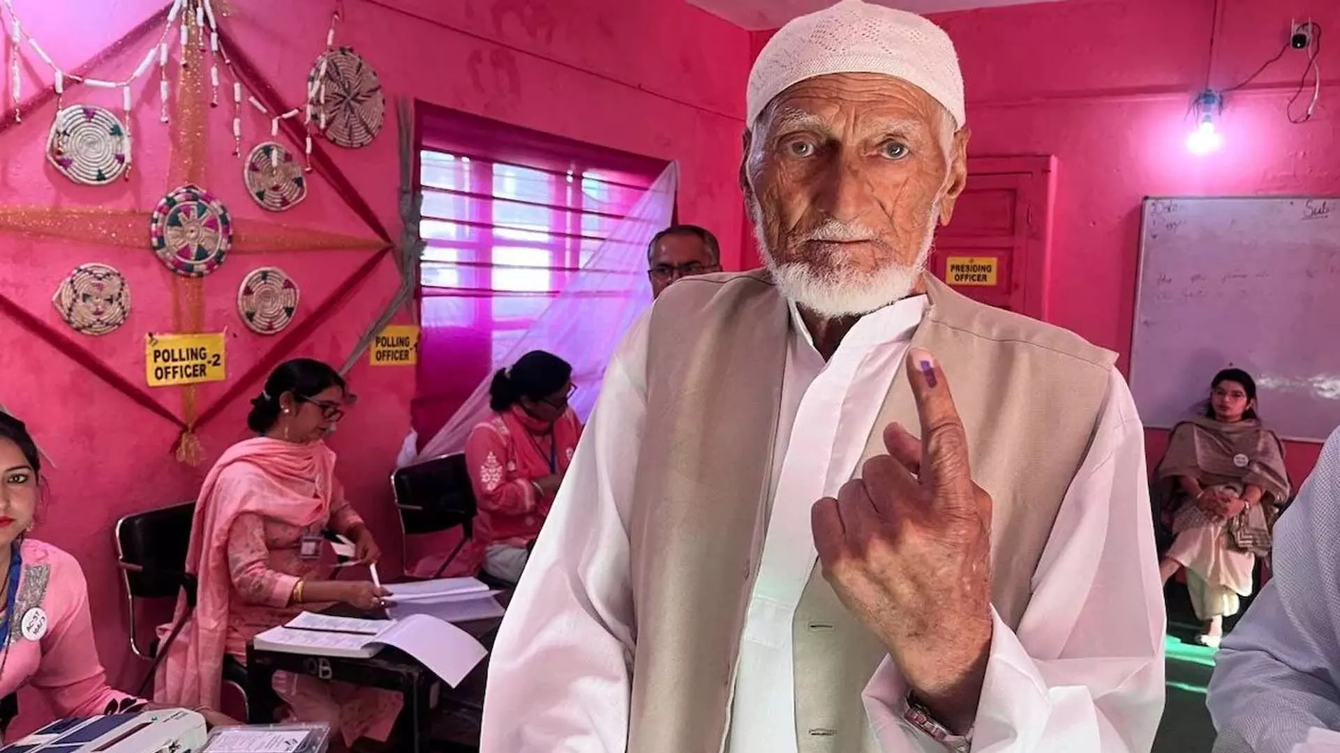 मैंने हर बार मतदान किया है: जम्मू पोलिंग बूथ पर 102 वर्षीय बुजुर्ग ने डाला वोट