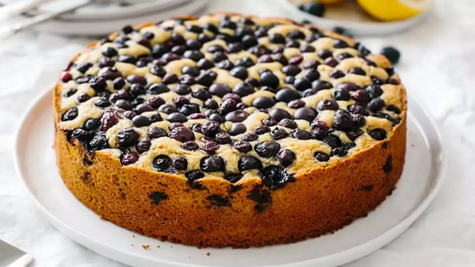 घर पर बनाएं स्वादिष्ट पैलियो लेमन ब्लूबेरी केक
