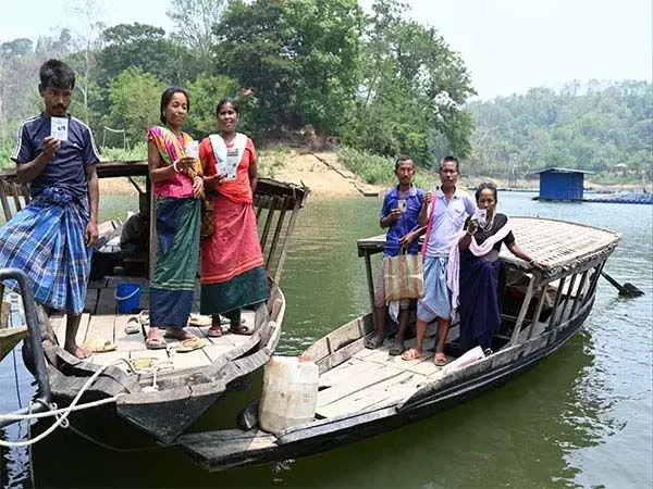 लोकसभा चुनाव के दौरान सुदूर त्रिपुरा जिले के लोग वोट देने के अपने अधिकार का प्रयोग करने के लिए यात्रा के साधन के रूप में नावों को चुना