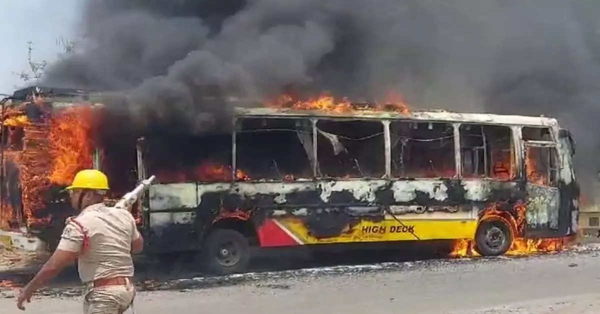 ढेंकनाल में बस में आग लग गई, यात्री बाल-बाल बचे
