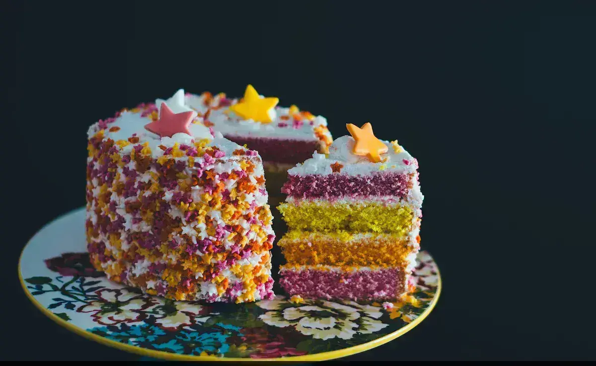 वैज्ञानिकों ने पाया कि केक और पेय पदार्थों में नियोटेम का संबंध आंत की दीवार के नुकसान से है