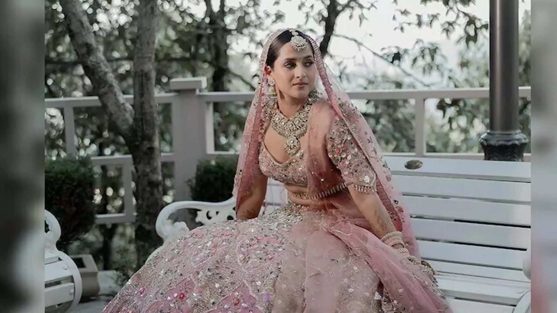 लव आज कल 2 की अभिनेत्री आरुषि शर्मा शादी की अनदेखी तस्वीरों में एक खुश दुल्हन नजर आ रही