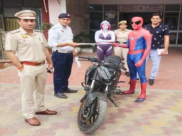 स्पाइडरमैन पर पुलिस ने कसा शिकंजा, स्पाइडर वुमन भी फंसी, बाइक पर स्टंट पड़ा भारी