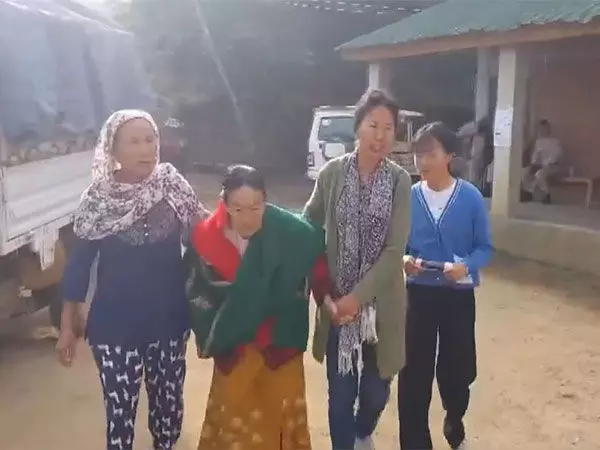 लोकसभा चरण-2: मणिपुर में 94 वर्षीय महिला वोट डालने पहुंची मतदान केंद्र