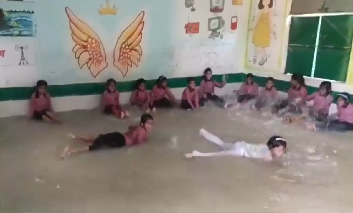 शिक्षकों ने क्लास रूम को बना दिया स्विमिंग पूल, बच्चों ने लिया भरपूर आनंद