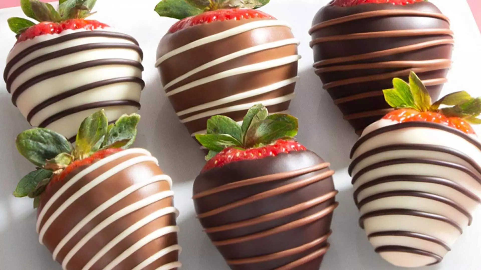 आसान और स्वादिष्ट चॉकलेट से ढकी स्ट्रॉबेरी