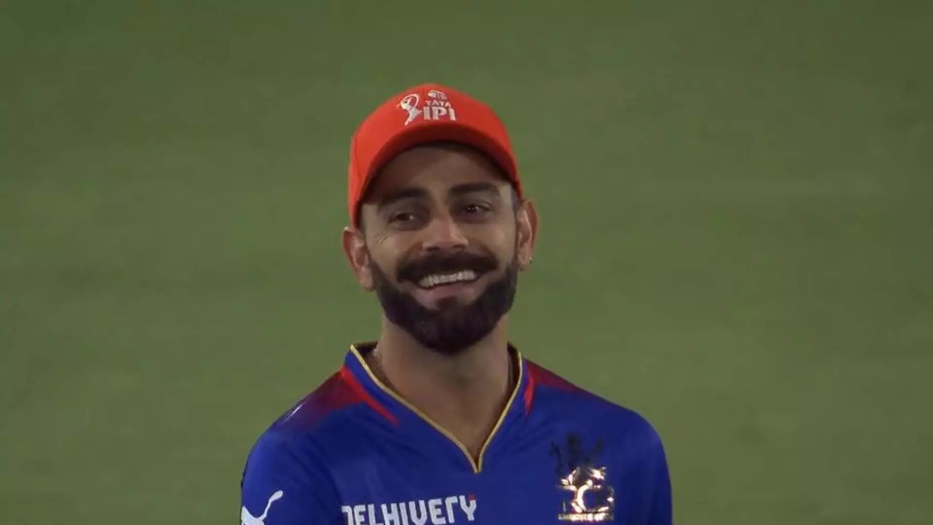 आरसीबी ने 6 मैचों की जीत का सिलसिला खत्म किया तो विराट कोहली की मुस्कुराहट चमक उठी