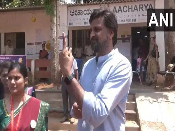 क्रिकेटर जवागल श्रीनाथ, मोहम्मद शमी ने संबंधित निर्वाचन क्षेत्रों में अपना वोट डाला