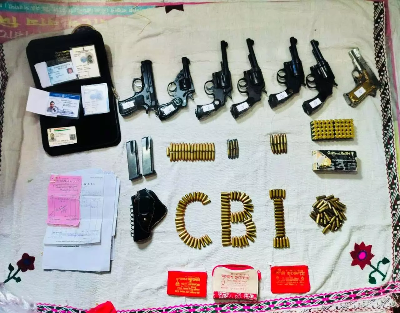 CBI ने संदेशखाली में मारी रेड़, विदेशी हथियार बरामद